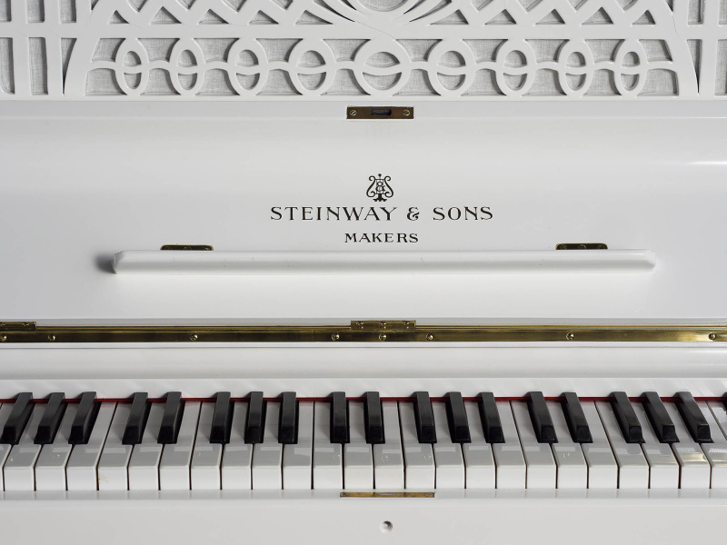 Пианино Steinway & Sons K 132 (BU) белое, полированное